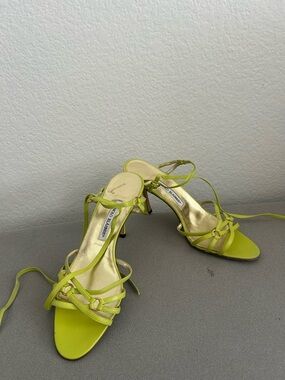 Vintage Manolo blahnik lime green wrap around kitten heels